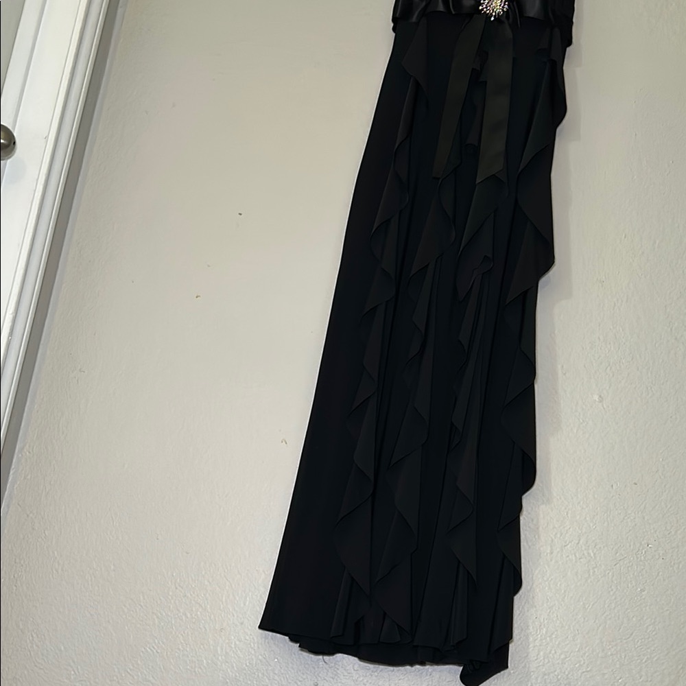 Elegant Black Halter Backless Gown - Picture 3 of 7